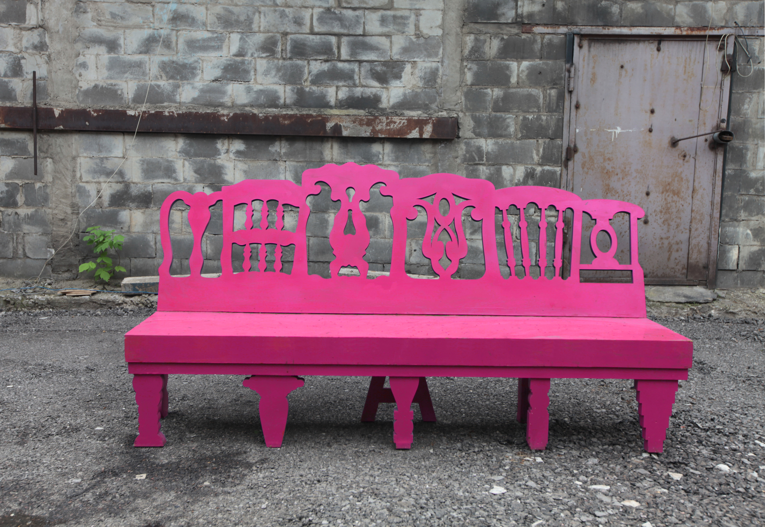 Розовая скамейка